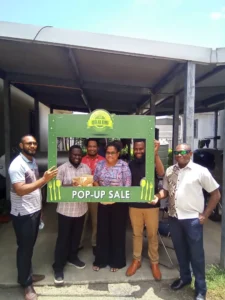 Abus Na Kumu, Employees and customers